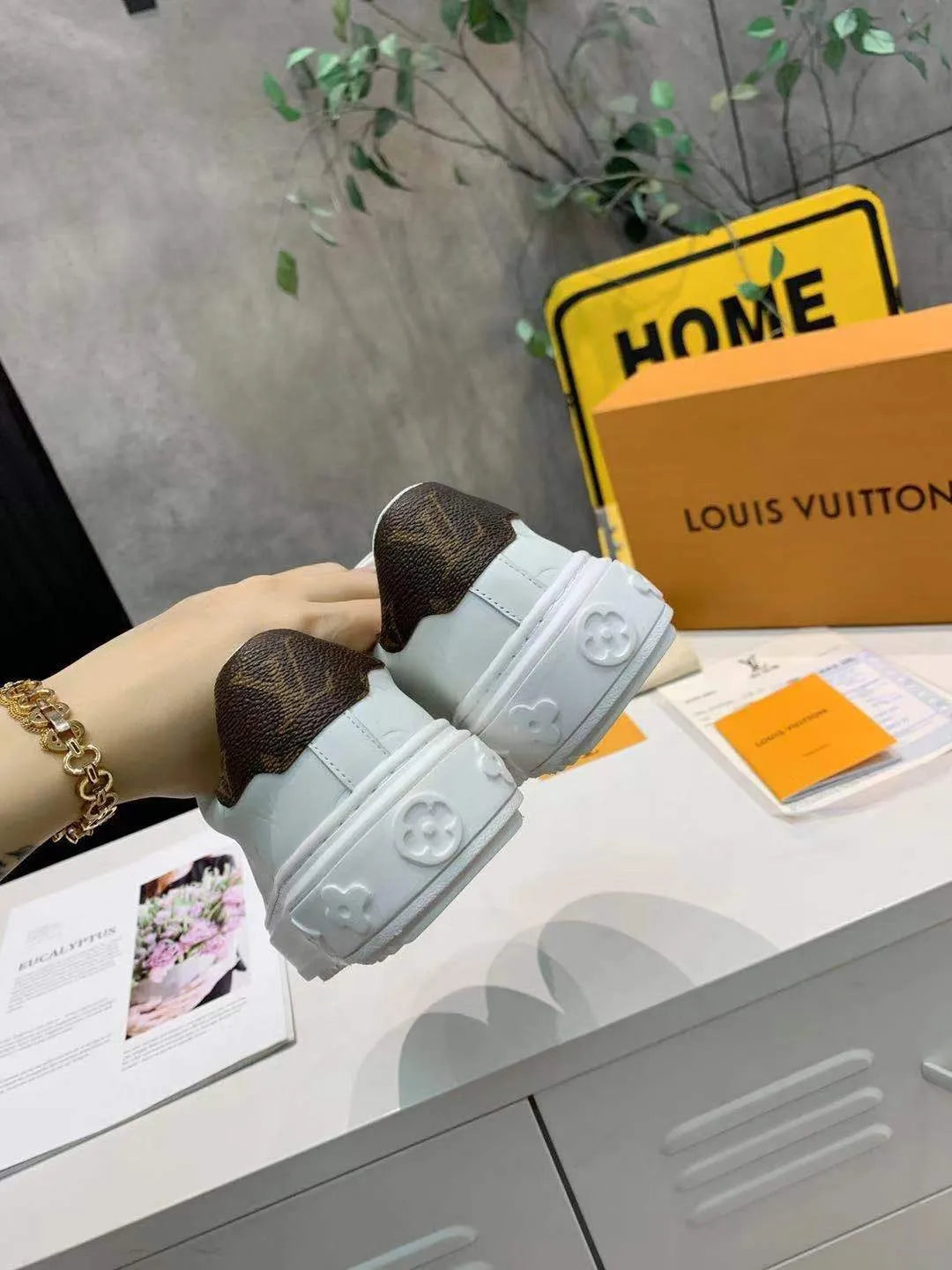 White Sneaker G690