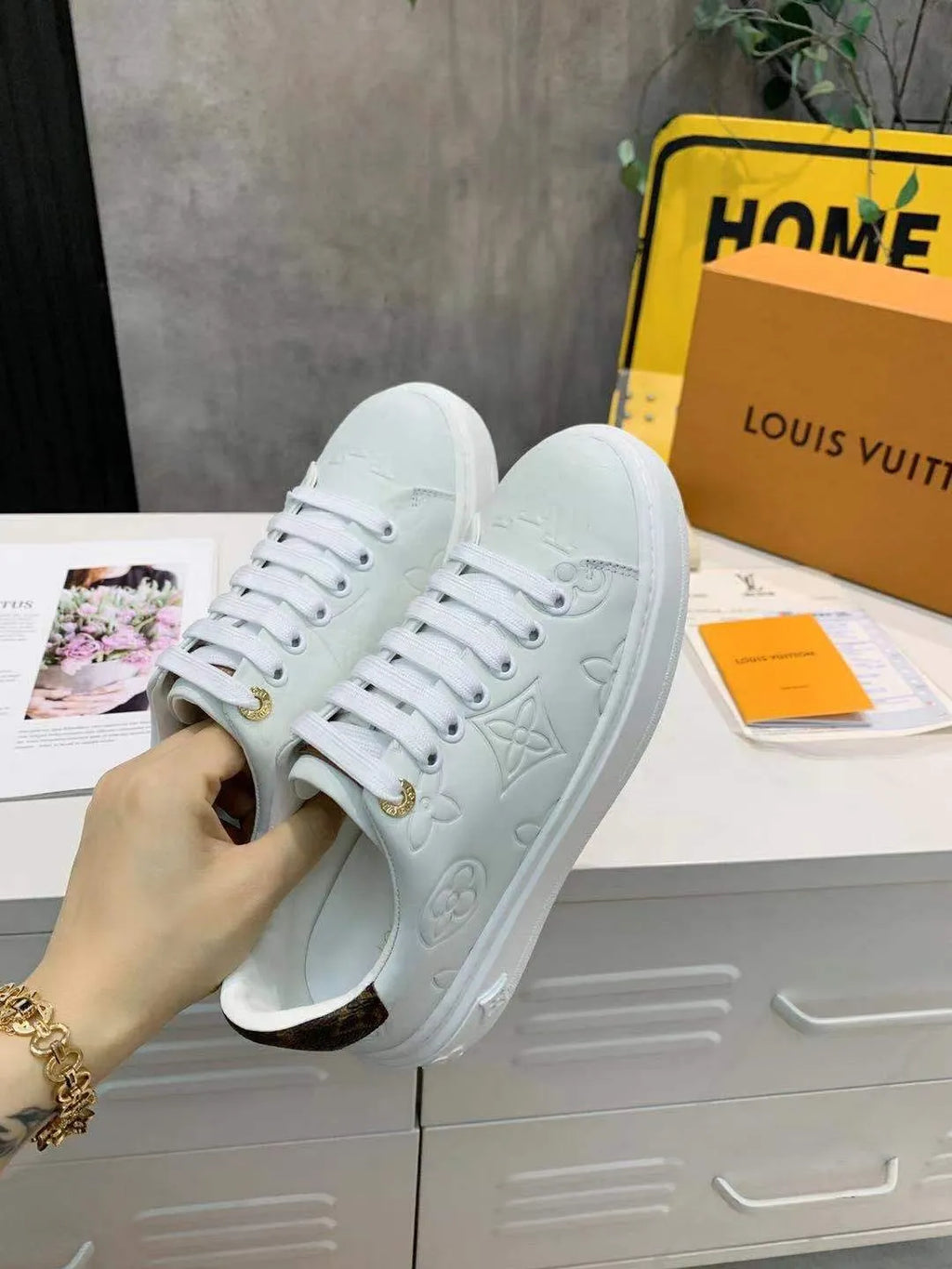 White Sneaker G690