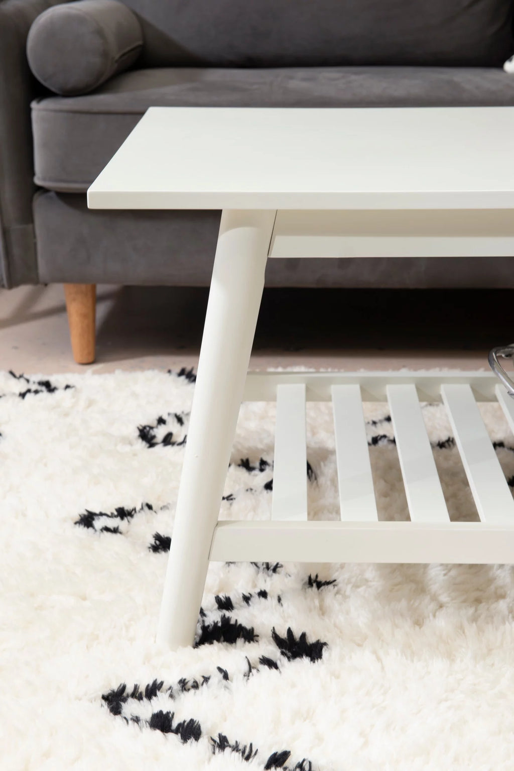 White Mid-Century Coffee Table with Shelf K196157