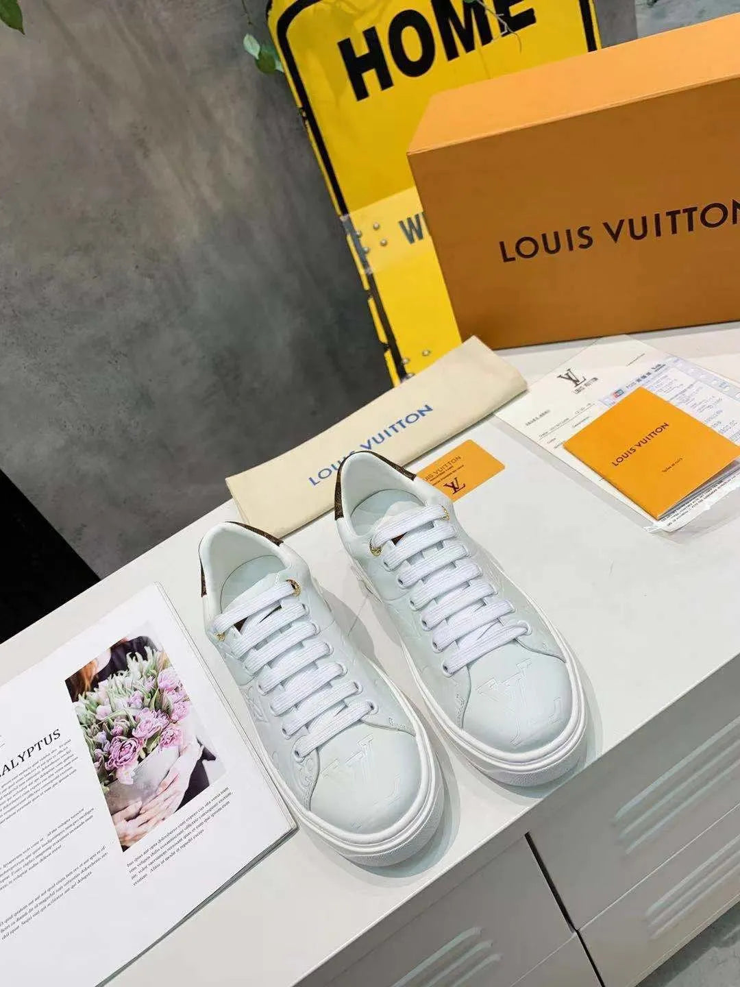 White Sneaker G690