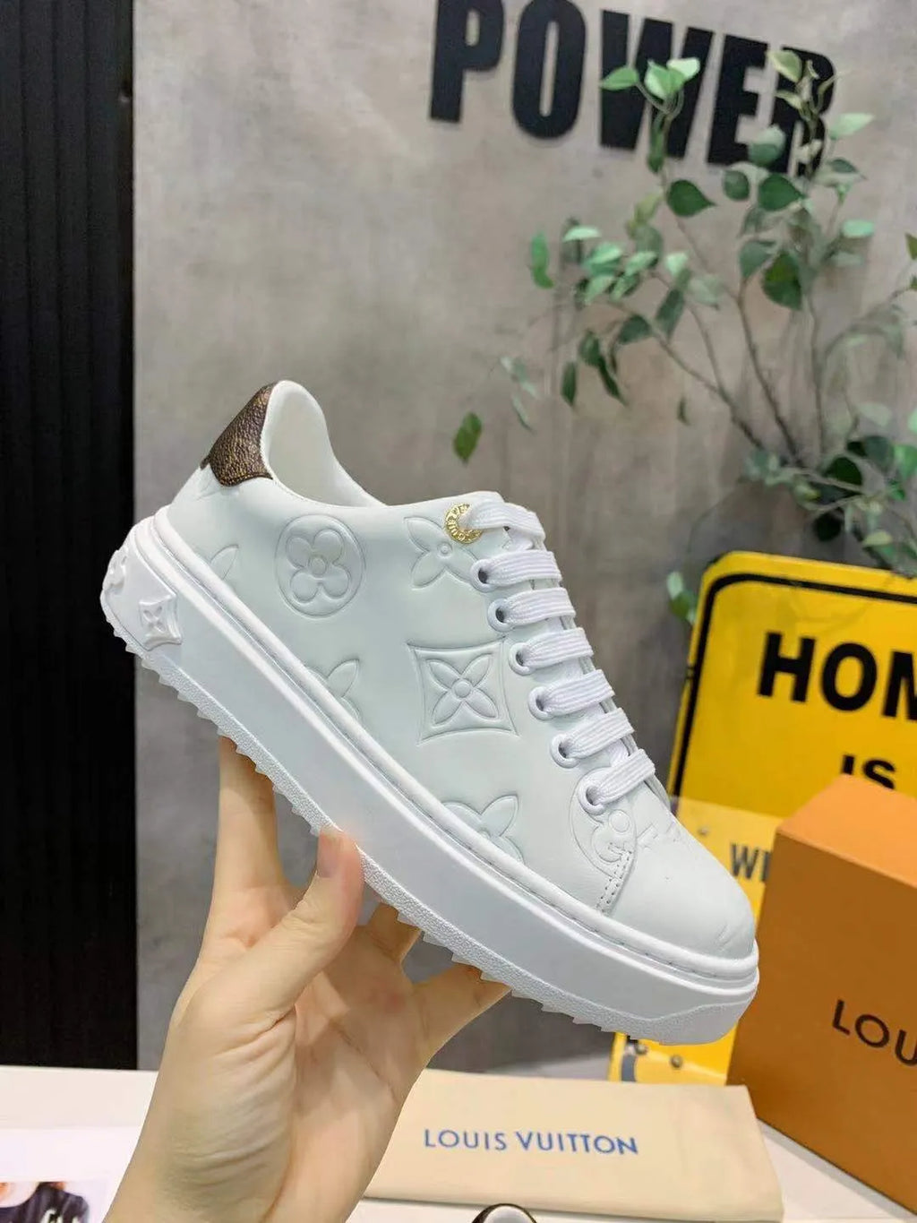 White Sneaker G690