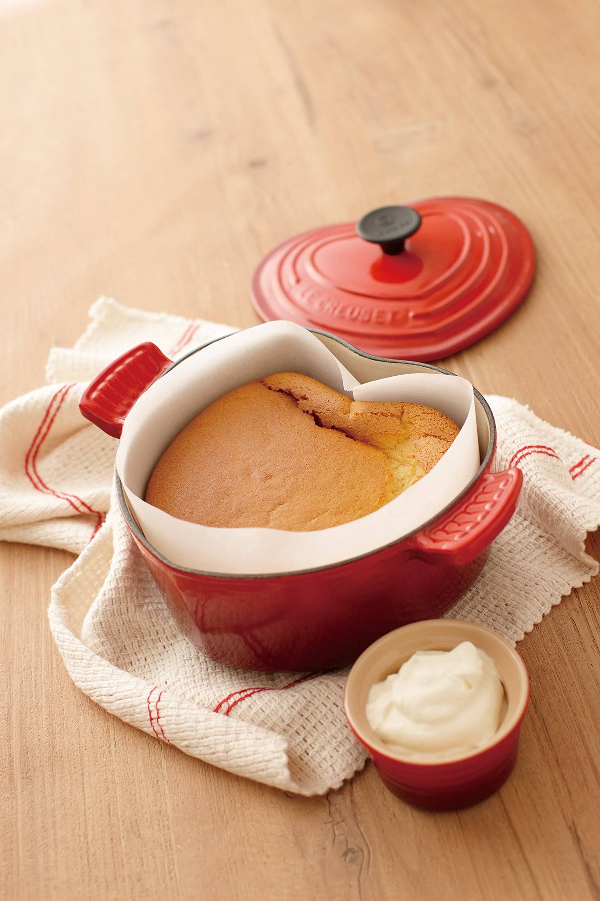 Enameled Cast-Iron 2-Quart Heart Casserole Red U175