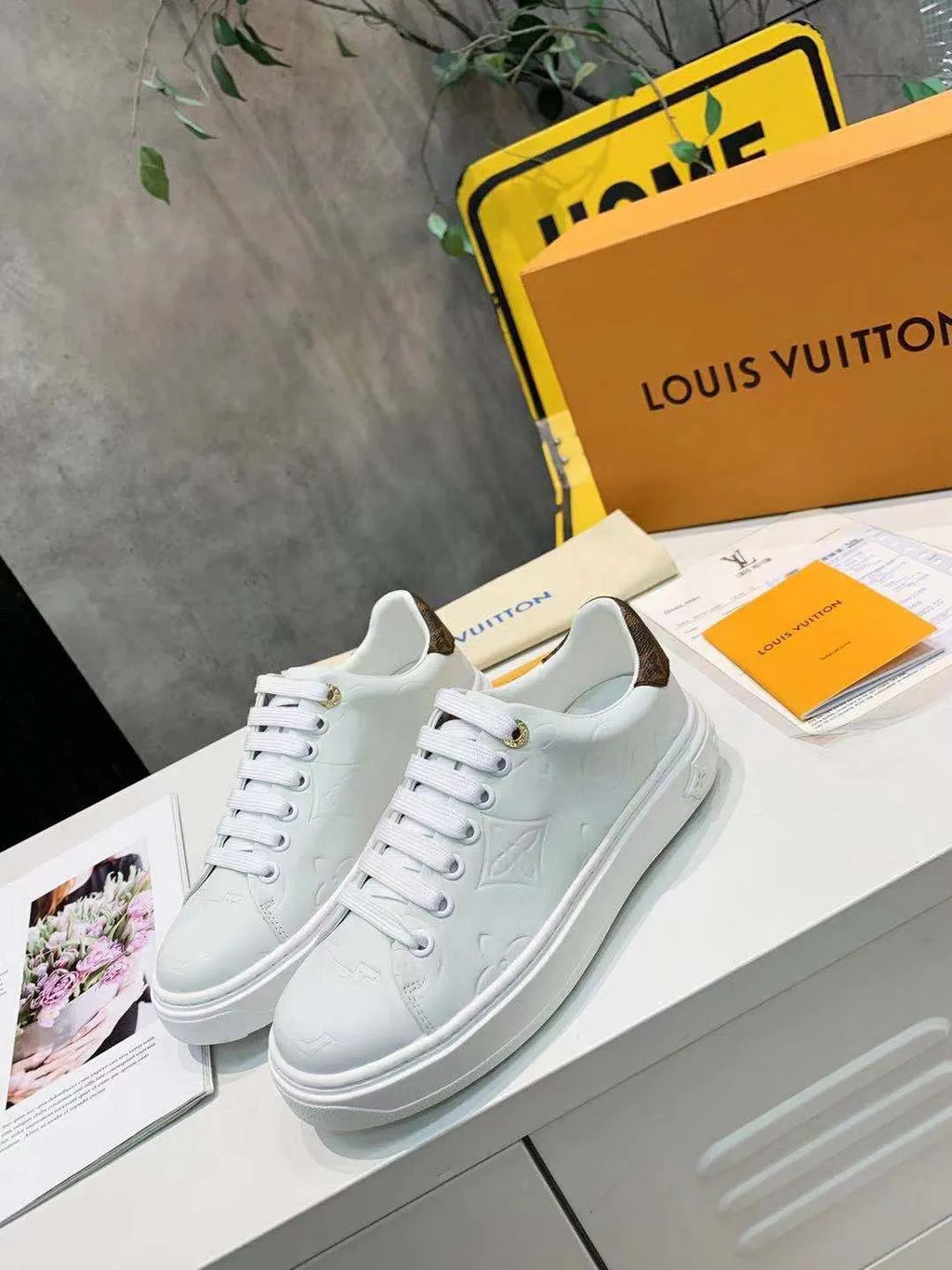 White Sneaker G690